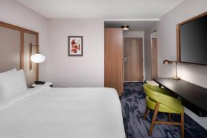 Fairfield Inn & Suites Boulder客房内的一张或多张床位