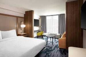 Fairfield Inn & Suites Boulder客房内的一张或多张床位