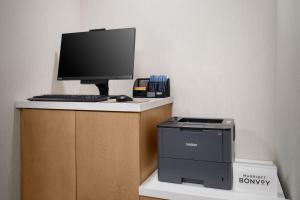 Fairfield Inn & Suites Boulder的电视和/或娱乐中心