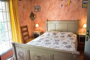 Robion en LuberonにあるBastide Les Basses Royèresのベッドルーム1室(ベッド1台、椅子、窓付)