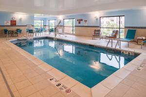 una gran piscina con agua azul en una habitación de hotel en TownePlace Suites by Marriott New Hartford, en New Hartford