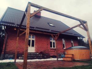 een huis met een zonnedak erop bij Siedlisko Jesionna in Rakowiec