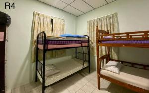 Zimmer mit 2 Etagenbetten in einem Zimmer in der Unterkunft Kadamaian Riverside Lodge Tambatuon, Kota Belud in Kota Belud
