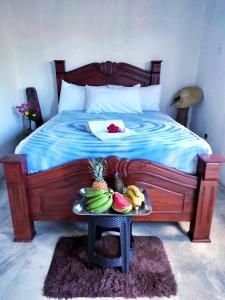 1 cama con bandeja de fruta en una mesa en Hotel i t a, en Las Galeras