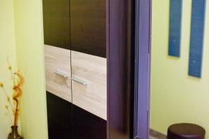 um armário de madeira com uma porta de madeira num quarto em Apartment Milky Way em Belgrado