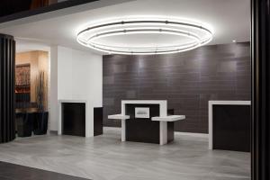 una stanza con una grande luce circolare appesa al soffitto di Delta Hotels by Marriott Trois Rivieres Conference Centre a Trois-Rivières