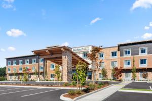 un revestimiento del exterior de un edificio en Fairfield by Marriott Inn & Suites Seattle Poulsbo, en Poulsbo
