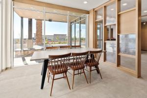 uma sala de jantar com mesa e cadeiras e janelas grandes em Fairfield by Marriott Inn & Suites Seattle Poulsbo em Poulsbo