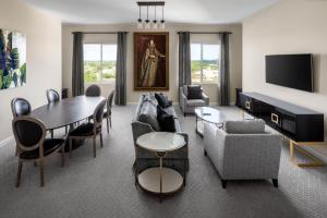 uma sala de estar com um sofá e uma mesa em The Karol Hotel, St. Petersburg Clearwater, a Tribute Portfolio Hotel em Clearwater