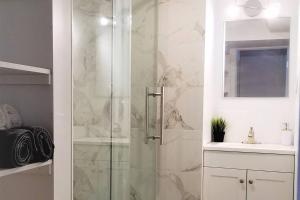 Ванна кімната в Charming Studio with Parking, Netflix, Full Kitchen - Close to Algonquin College