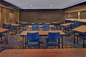 uma sala de conferências com mesas e cadeiras e um pódio em Courtyard by Marriott Key West Waterfront em Key West mais 23 fotografias