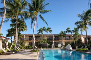 - une vue sur le complexe depuis la piscine dans l'établissement Courtyard by Marriott Key West Waterfront, à Key West