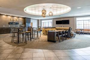 a lobby with a bar and tables and chairs at SpringHill Suites by Marriott Waco Woodway in Woodway