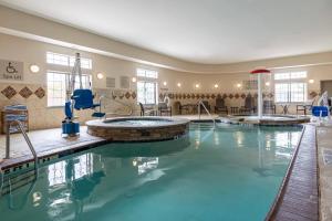 una piscina en una habitación de hotel con piscina en SpringHill Suites by Marriott Waco Woodway, en Woodway
