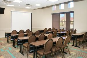 uma sala de aula com mesas e cadeiras e um quadro branco em Residence Inn Phoenix Mesa em Mesa