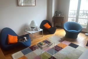 sala de estar con 2 sillas y mesa en Duplex of 90m near Montmartre, en París