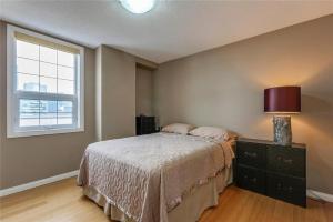 1 dormitorio con cama y ventana en Stampede Park en Calgary