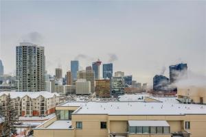 uno skyline della città con edifici e tetti ricoperti di neve di Stampede Park a Calgary