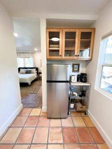 uma cozinha com um frigorífico de aço inoxidável em Citrus Studio A em Chico