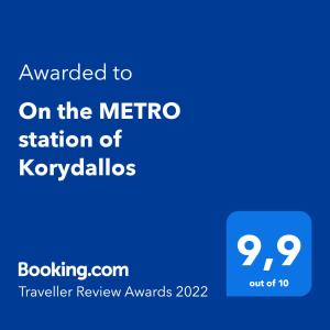 Niebieski znak z tekstem chciał na stacji metra Kyev w obiekcie On the METRO station of Korydallos w Pireusie