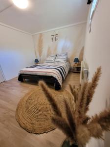 - une chambre avec un lit et un tapis au sol dans l'établissement Sur les bords de Loire, à Montlouis-sur-Loire