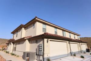 ein Haus mit zwei Garagentoren an einer Straße in der Unterkunft Red Sands Retreat with Pool Pickleball and Zion NP in Washington