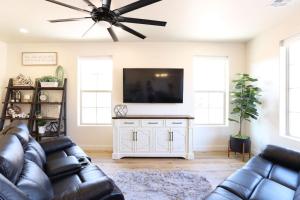 ein Wohnzimmer mit Couch und Flachbildfernseher in der Unterkunft Red Sands Retreat with Pool Pickleball and Zion NP in Washington
