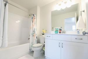 ein weißes Badezimmer mit Toilette und Waschbecken in der Unterkunft Red Sands Retreat with Pool Pickleball and Zion NP in Washington + 27 Fotos