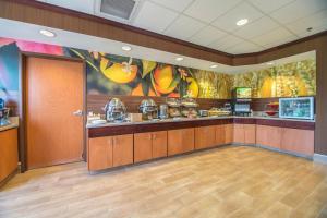 un restaurante cocina con barra con comida en Fairfield Inn & Suites Idaho Falls en Idaho Falls