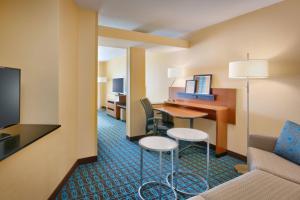 Fairfield Inn & Suites Idaho Falls في ايداهو فولز: غرفة في الفندق مع مكتب وغرفة