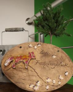 ein Holzschnitttafel mit einem Bild eines Baumes darauf in der Unterkunft Fuchsbergblick 
