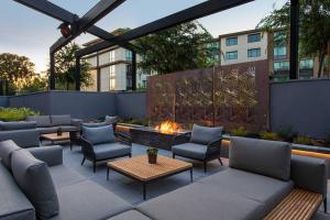 une terrasse meublée et un foyer extérieur. dans l'établissement AC Hotel by Marriott Palo Alto, à Palo Alto