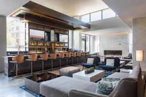 un vestíbulo con un bar con muchas sillas en AC Hotel by Marriott Palo Alto, en Palo Alto