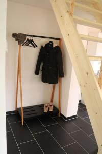 ein Zimmer mit einem Mantel an der Wand in der Unterkunft Fuchsbergblick 