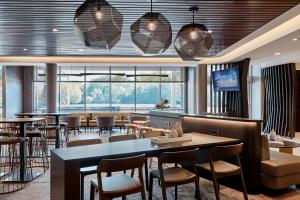 a restaurant with tables and chairs and a bar at SpringHill Suites by Marriott South Bend Notre Dame Area in South Bend