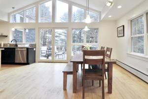 une salle à manger avec une table et des chaises dans une cuisine dans l'établissement Woodland Hills Modern Cottage Minutes from Downtown Great Barrington, à Great Barrington