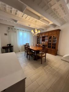 una cucina e una sala da pranzo con tavolo e sedie di Villino in Campagna con Piscina Relax - La Casa di Teresa a Campomarino