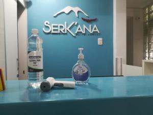 una mesa con una botella de jabón y una botella de agua en Serk'ana Suite Hostal, en Arequipa