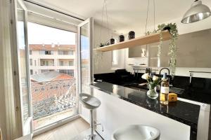 Een keuken of kitchenette bij Very nice 55m in the heart of Saint-Raphaël