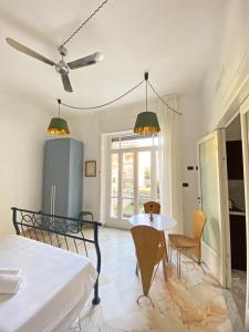 een kamer met een bed en een tafel en stoelen bij Casa Sava in San Pietro