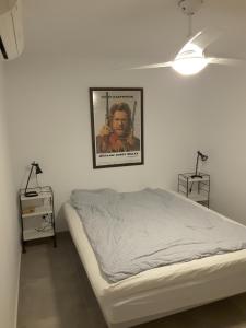 een slaapkamer met een bed en een foto aan de muur bij Casa Tauro Gran Canaria in Mogán