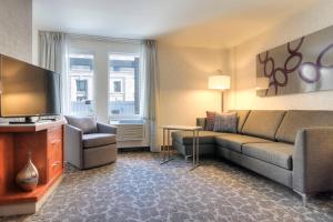 O zonă de relaxare la SpringHill Suites by Marriott Old Montreal
