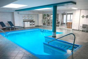 een groot zwembad met blauw water in een kamer bij SpringHill Suites by Marriott Old Montreal in Montreal