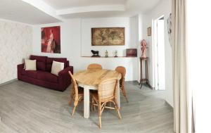 sala de estar con mesa y sofá en Casa Lisa - Centro - Realejo, en Granada
