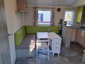 Zdjęcie z galerii obiektu Mobil home confort 6 personnes w mieście Saint-Chéron