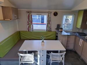 Zdjęcie z galerii obiektu Mobil home confort 6 personnes w mieście Saint-Chéron