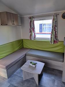 Zdjęcie z galerii obiektu Mobil home confort 6 personnes w mieście Saint-Chéron