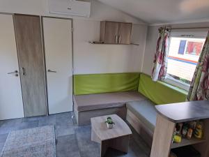 Zdjęcie z galerii obiektu Mobil home confort 6 personnes w mieście Saint-Chéron