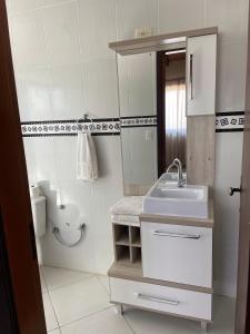 uma casa de banho com um lavatório e um WC em Rio Grande Beach House em Rio Grande
