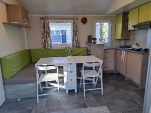 Zdjęcie z galerii obiektu Mobil home confort 6 personnes w mieście Saint-Chéron